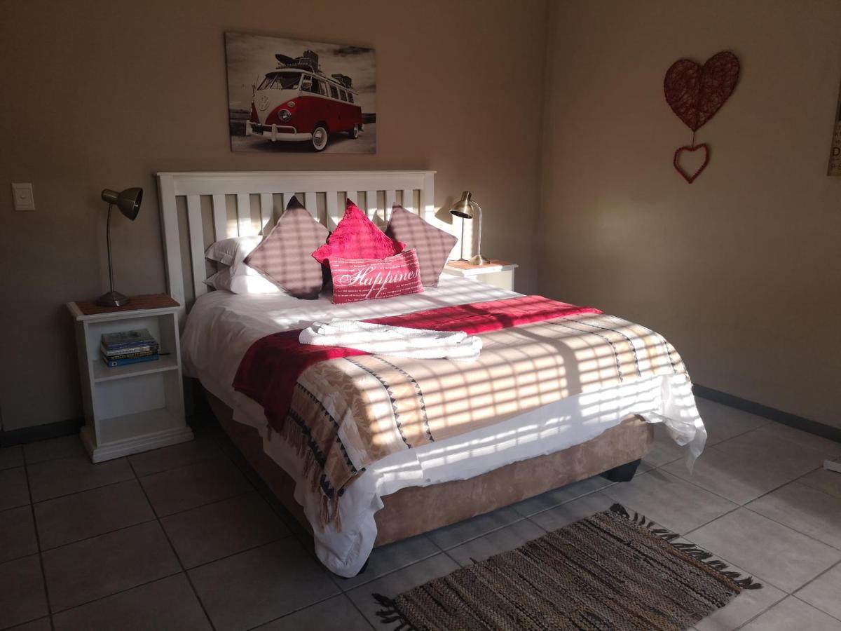 Mackenzies Accommodation Ист-Лондон Экстерьер фото