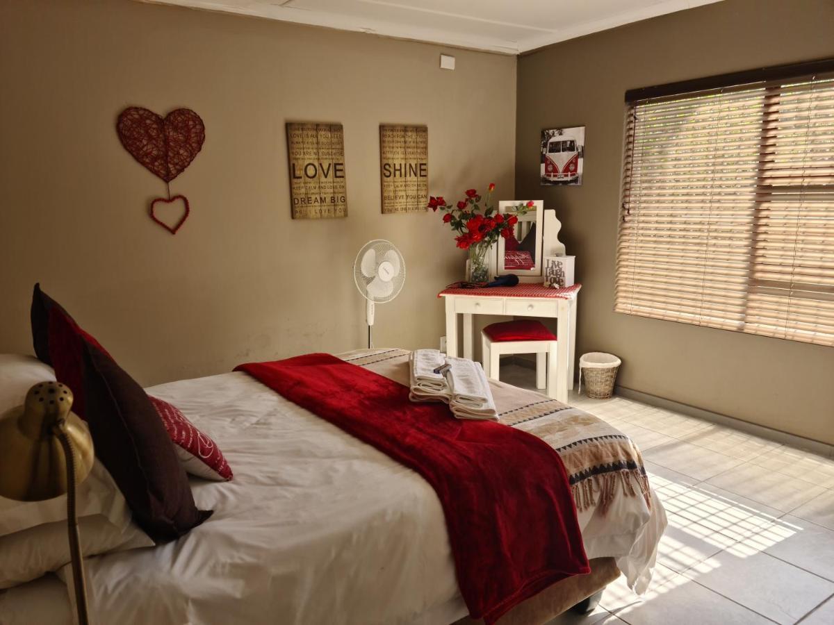 Mackenzies Accommodation Ист-Лондон Экстерьер фото