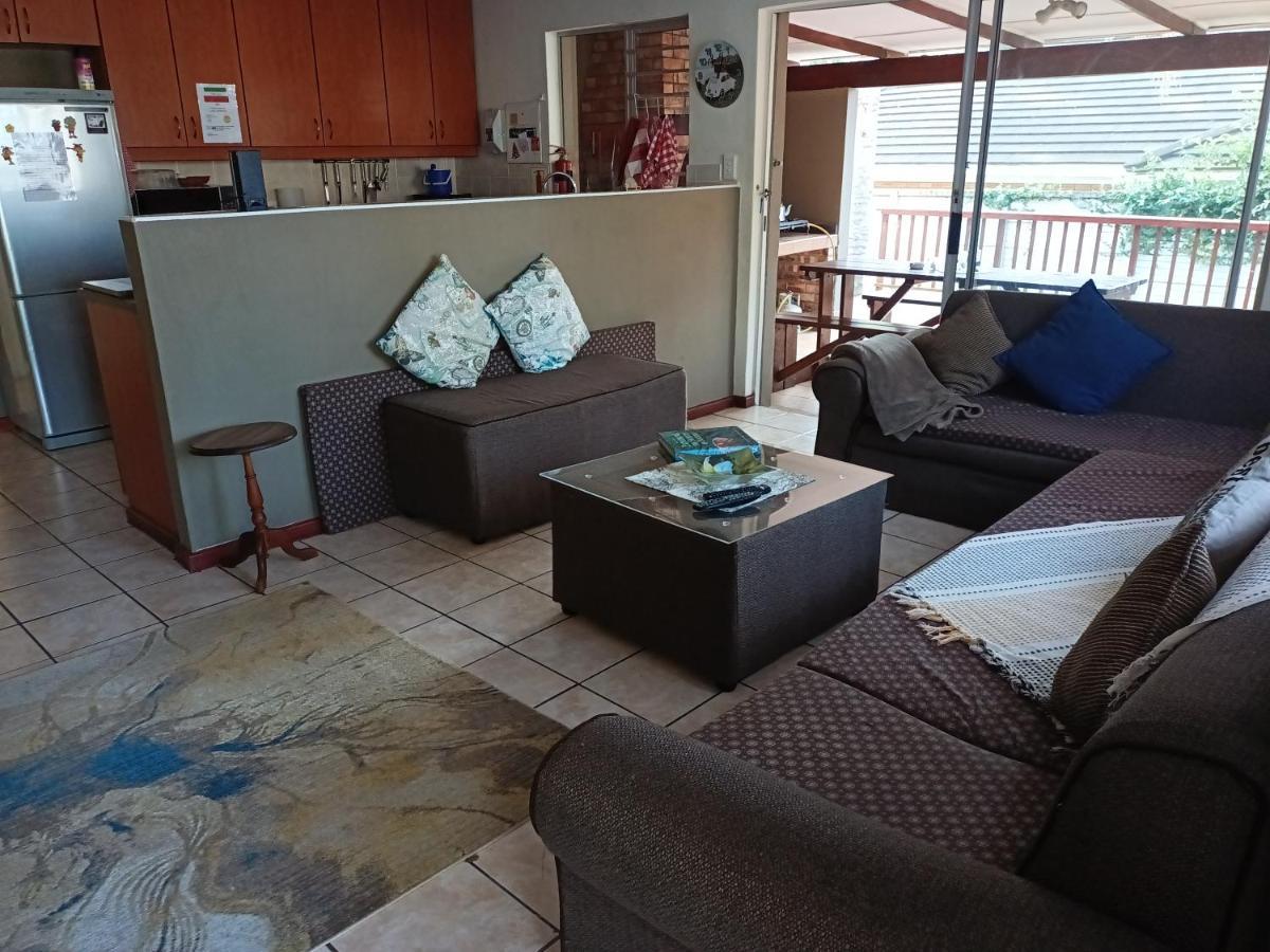 Mackenzies Accommodation Ист-Лондон Экстерьер фото